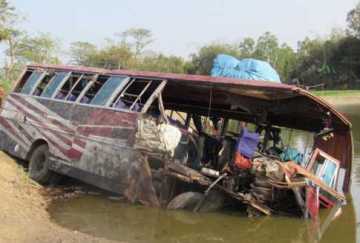 সিরাজগঞ্জে বাস খাদে পড়ে নিহত ৩
